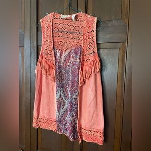 Gimmicks, Coral and Paisley Fringe Vest, Size Large